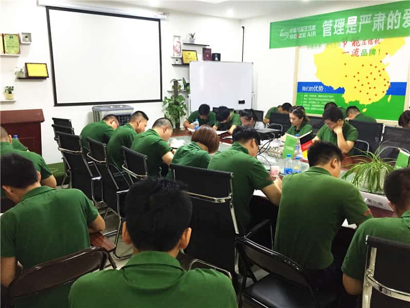 薩震節(jié)能空壓機銷售精英們認(rèn)真做題